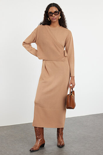 Trendyol Modest Σετ Ζακέτα και Φόρεμα Πλεκτά Camel - TCTAW25US00000