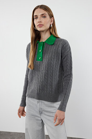 Trendyol Collection Pulover din tricotaj antracit cu gât polo - textura moale, bloc de culoare TWOAW25KZ00029