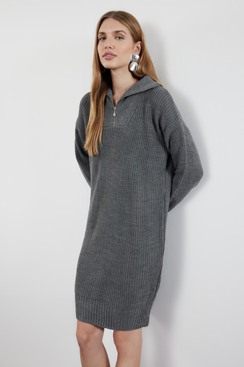 Trendyol Collection Antracitové mini úpletové šaty na zip TWOAW24EL00062