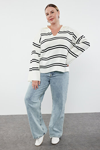 Trendyol Curve Sweter w paski w kolorze ecru TBBAW24AN00013