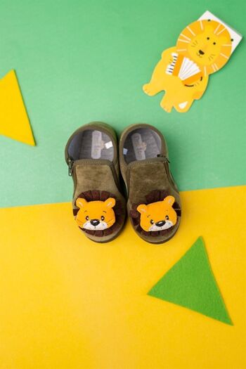 First Step Papuci de catifea cu fermoar cu accesorii Leu