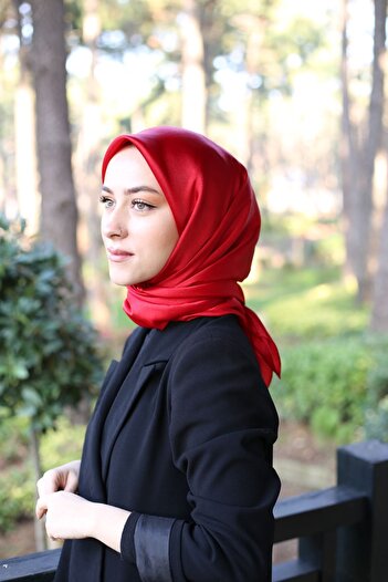 Akel Plain Crystal Hijab Scarf Size 95 x 95 cm