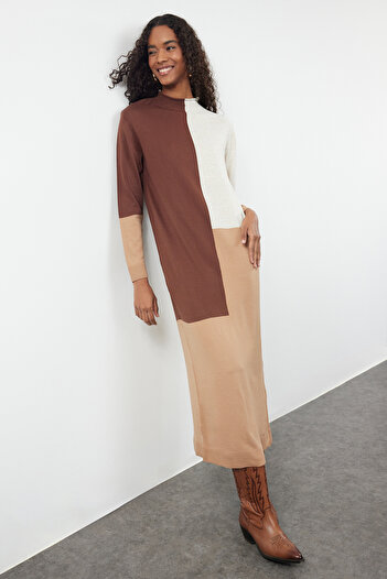 Trendyol Modest Πλεκτό Φόρεμα - Μοτίβο σε καφέ μπλοκ TCTAW25EB00025