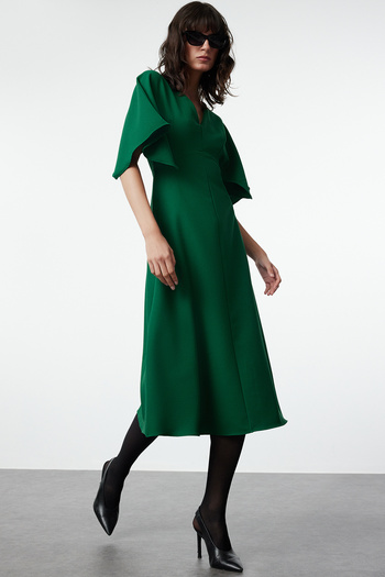 Trendyol Collection Midi šaty se zeleným andělským rukávem s volánkovou sukní A-line - Twoaw25el00189
