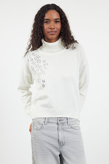 Trendyol Collection Turtleneck Ecru Knitwear Sweater - Soft Texture and Stone Detail Twoaw24Kz00188
