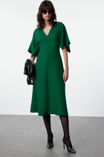 Trendyol Collection Midi šaty se zeleným andělským rukávem s volánkovou sukní A-line - Twoaw25el00189