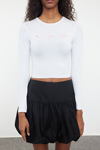 Trendyol Collection Λευκή πλεκτή μπλούζα Crop - Λεπτομέρεια φιόγκου, κοντή λεπτή εφαρμογή TWOAW25BZ00150