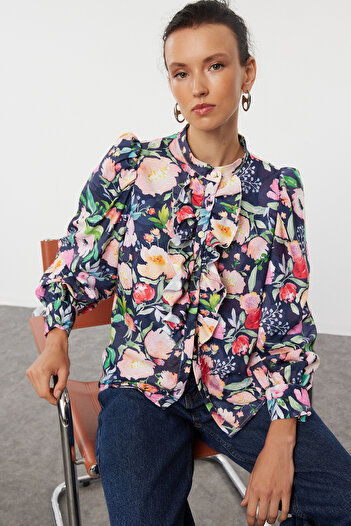 Trendyol Collection Sötétkék virágmintás fodros sifon ing - állógallér TWOAW22GO0117