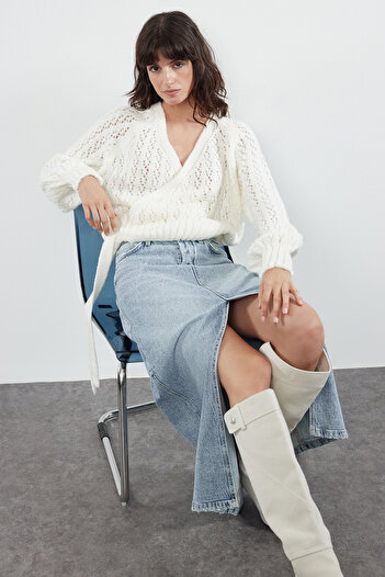 Trendyol Collection Weich strukturierter Ecru-Strickpullover - durchbrochen und perforiert, Krawattendetails Twoaw25kz00177