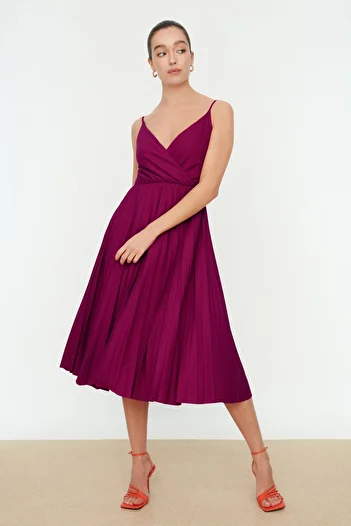 Trendyol Collection Fuchsia Midi-Strickkleid – verstellbare Träger, Falten und Zweireiher TWOSS20EL2729