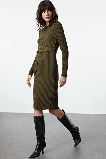 Trendyol Collection Pletené khaki minišaty s páskem - TWOAW23EL00444