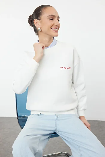Kolekcia Trendyol Ecru Thick Fleece Vnútri Regular/Normal Fit Slogan Vyšívaná pletená mikina TWOAW21SW1061