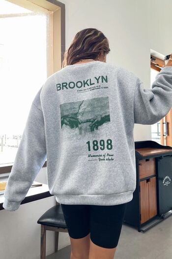 MODAGEN Unisex šedá mikina Brooklyn 1898 Oversize s potiskem Crew Neck
