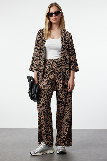Trendyol Collection Leopárd mintás, rugalmas, kényelmes kimon felső és alsó készlet - barna TWOSS24AU00103