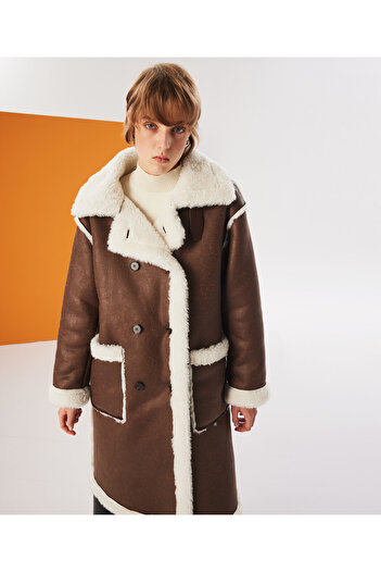 Twist Furry Coat - TW 6230008035014   Model