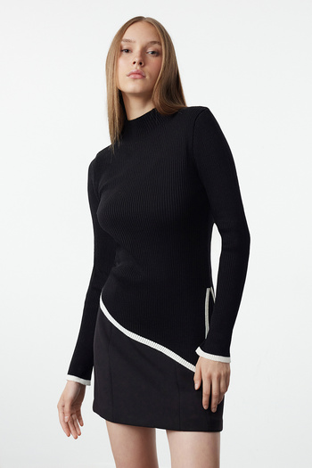 Trendyol Collection Pulover de tricotaj negru cu crestă asimetrică - TWOAW25KZ00244