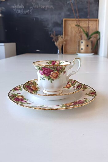 Royal Albert ANTIQUE Bone China Double Size TRIO Koffeeka and Sachi - Old Country Roses England
