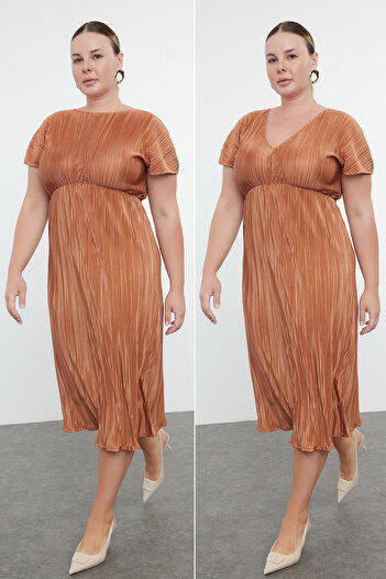 Trendyol Curve Μίντι φόρεμα διπλής όψης Πλισέ Plus Size - Καφέ TBBAW25AH00029