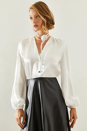 Bianco Lucci Cămașă din satin cu decolteu în V - Accesorii cu flori, cu umăr adunat 2310 60251666