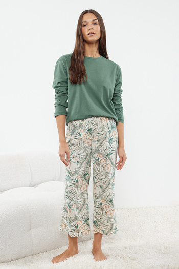 Trendyol Collection Zelená sada Capri pyžama s květinovým vzorem - THMAW25PT00091