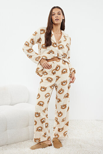 Trendyol Collection Wellsoft Winter-Strick-Pyjama-Set mit Teddybär in Ecru THMAW25PT00054