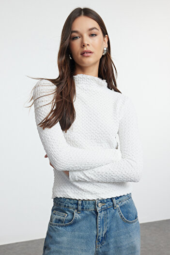 Trendyol Collection Flexible Textured White Knitted Blouse - Fitting on the Body, TWOAW25BZ00232