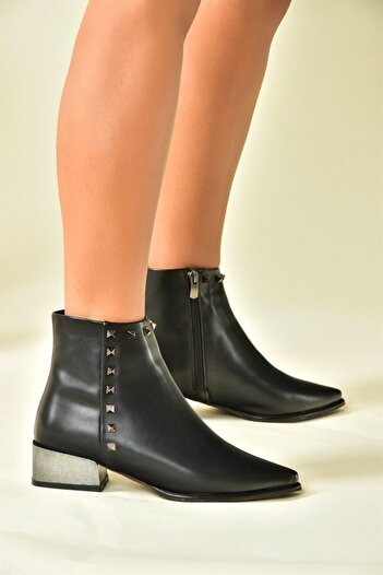 Fox Shoes Siyah Zımba Detaylı Kadın Bot N820032309