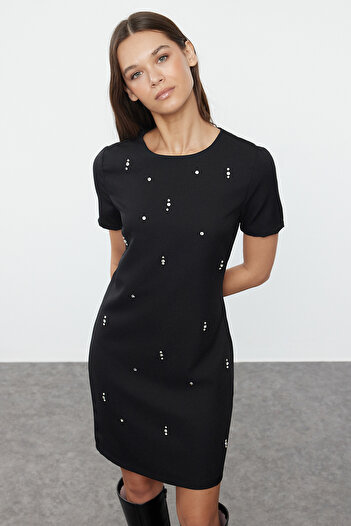 Trendyol Collection Schwarzes, mit Schmucksteinen besticktes Mini-Gewebekleid – Straight Fit TWOAW25EL00268