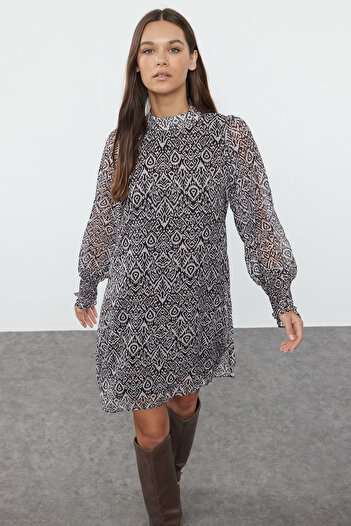 Trendyol Collection Zimní béžové abstraktní tkané šaty - Twoaw24El00573