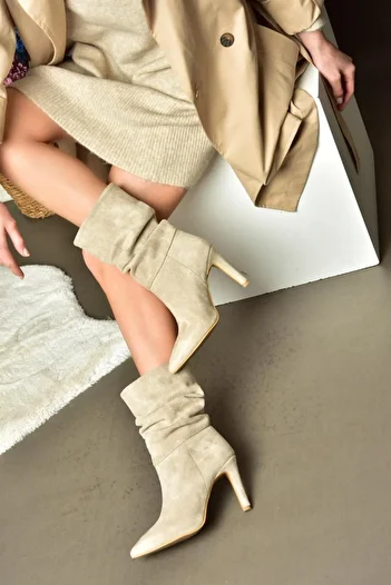 Fox Shoes R404020302 Bézs velúr vékony sarkú, összegyűjtött női csizma