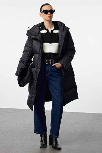 Trendyol Collection Długa kurtka puchowa - WaTer RepellenT, gęsie pióro, czarna, oversize TWOAW25MO00103