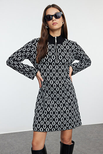 Trendyol Collection Černé mini úpletové šaty s geometrickým vzorem - TWOAW25EL00008