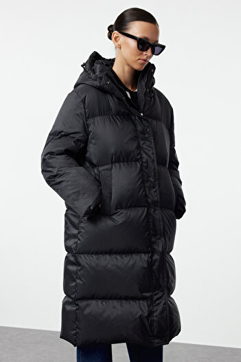 Trendyol Collection Długa kurtka puchowa - WaTer RepellenT, gęsie pióro, czarna, oversize TWOAW25MO00103