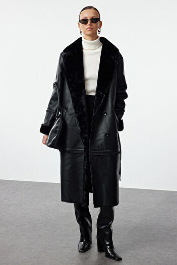 Trendyol Collection Černý oversize široký střih s kožešinovým límcem s detailním detailem dlouhý kabát z umělé kůže TWOAW24KB00188