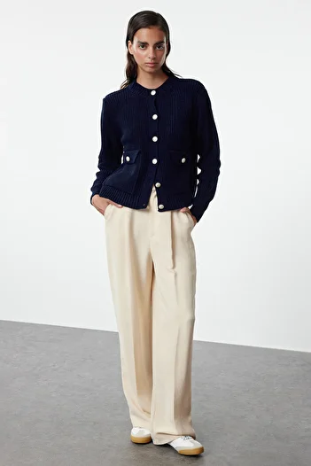 Trendyol Collection Crew nyakú sötétkék kötöttáru kardigán - kabát megjelenés TWOAW25HI00061