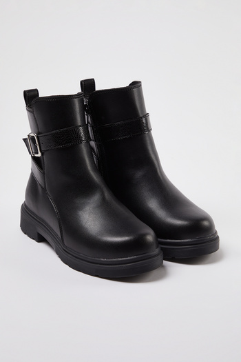 TRENDYOL SHOES Velké dívčí dětské boty na zip s černou přezkou 
 Takaw25Bo00038
