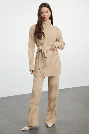 Trendyol Modest Σετ πουλόβερ και παντελόνια με κορδόνια πλεκτά - Σκούρο μπεζ TCTAW25US00029