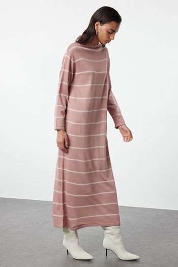 Trendyol Modest Πλεκτό φόρεμα με ριγέ γιακά Dusty Rose - TCTAW25EB00033