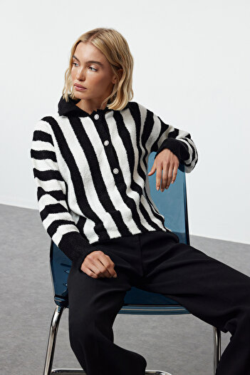 Trendyol Collection Мек текстуриран раиран плетен пуловер от букле - черен Twoaw25kz00188