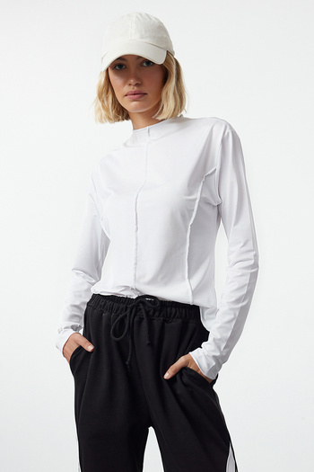 Trendyol Collection Λευκό αθλητικό πλεκτό μπλουζάκι με μικροραφές και λεπτομέρεια ανακλαστήρα - THMAW25BZ00004