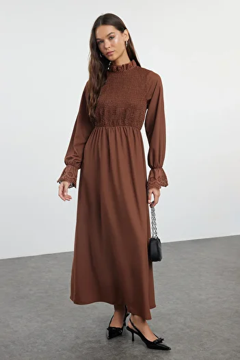 Trendyol Modest Elastické tmavě hnědé tkané šaty - TCTAW25EB00078