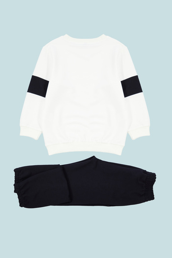TRENDYOLKIDS Ecrufarbenes Baumwoll-Sweatshirt- und Jogginghose-Set für Jungen – Farbblock, TKDAW25AU00019