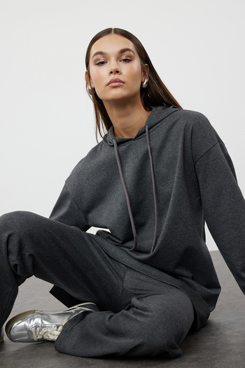 Trendyol Modest Σετ φόρμας με κουκούλα πλεκτό ανθρακί μεγάλου μεγέθους - TCTAW22EN0005