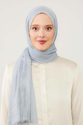 Levidor Silver Wrinkled Fabric Hawaiian Shawl