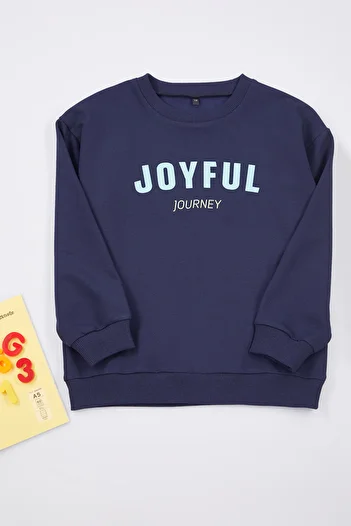 TRENDYOLKIDS Chlapecká pletená mikina s potiskem v námořnické modré - Crew Neck Tkdaw25sw00031