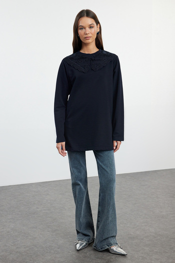 Trendyol Modest Pletená tunika v námořnické modré – detail límce, TCTAW25UK00001