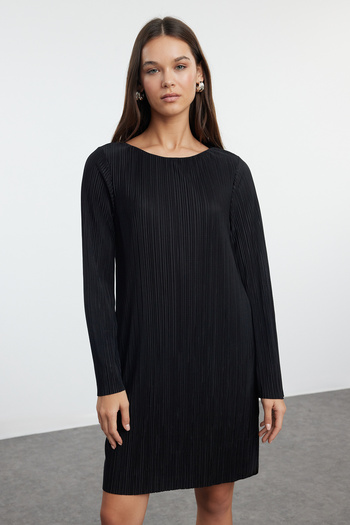 Trendyol Collection Чорна плісирована міні-сукня з човниковим вирізом Stretch Orme TWOAW25EL00233