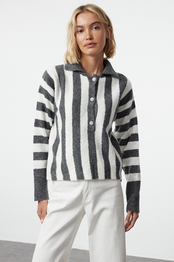 Trendyol Collection Pulover din tricot cu dungi gri închis cu textura moale - TWOAW25KZ00188