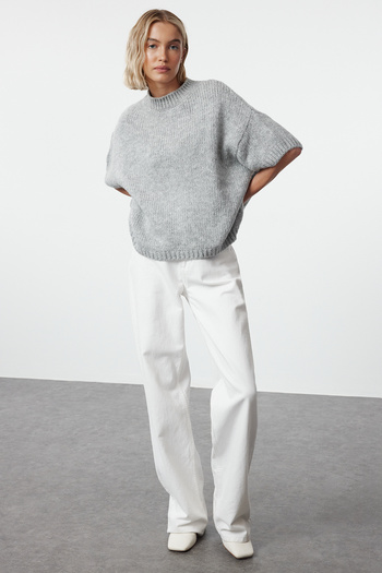 Trendyol Collection Weich strukturierter grauer Strickpullover - weite Passform TWOAW25KZ00021