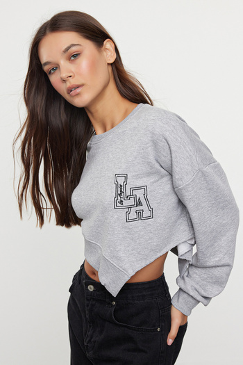 Trendyol Collection Asymetrická šedá mikina Melange Crop – silná pletená, široký střih TWOAW25SW00018